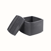 Mesa com arrumação IPAE PROGARDEN em plástico, de cor cinzenta, com acabamento trançado. Sobre fundo branco e com tampa aberta.